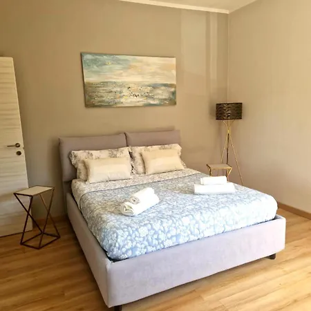 Апартаменты Bright Modern Flat With Balcony - 3 Min To Metro C & Self Check-in