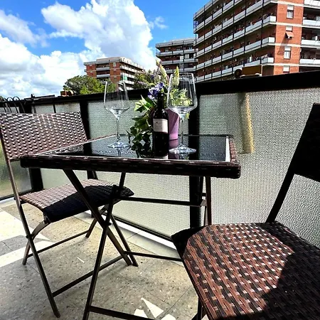 Bright Modern Flat With Balcony - 3 Min To Metro C & Self Check-in